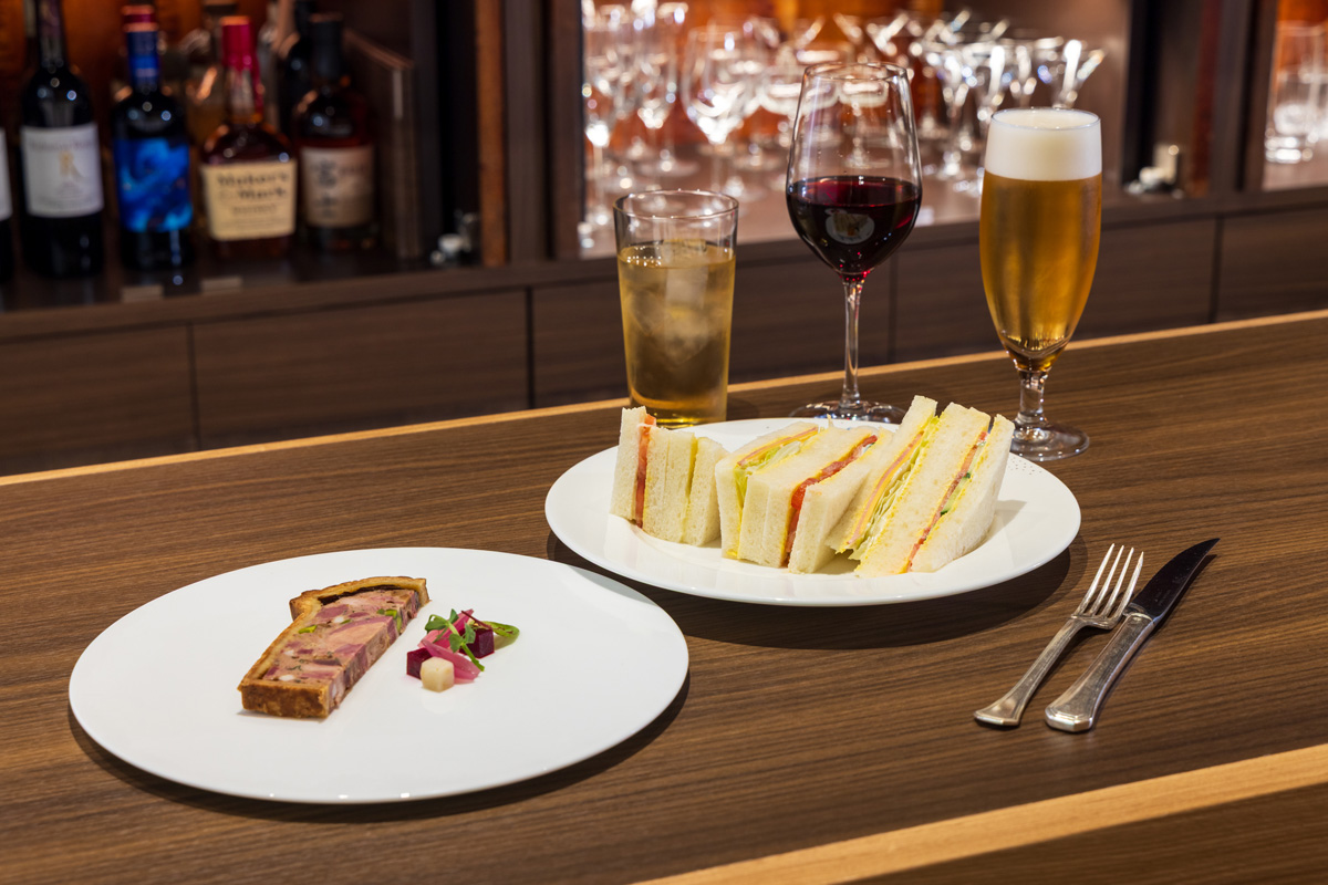 DINING_THE BAR